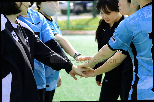 抽象城市路网纹理，深色底上红色速度线突出联系与信息传达的视觉意象